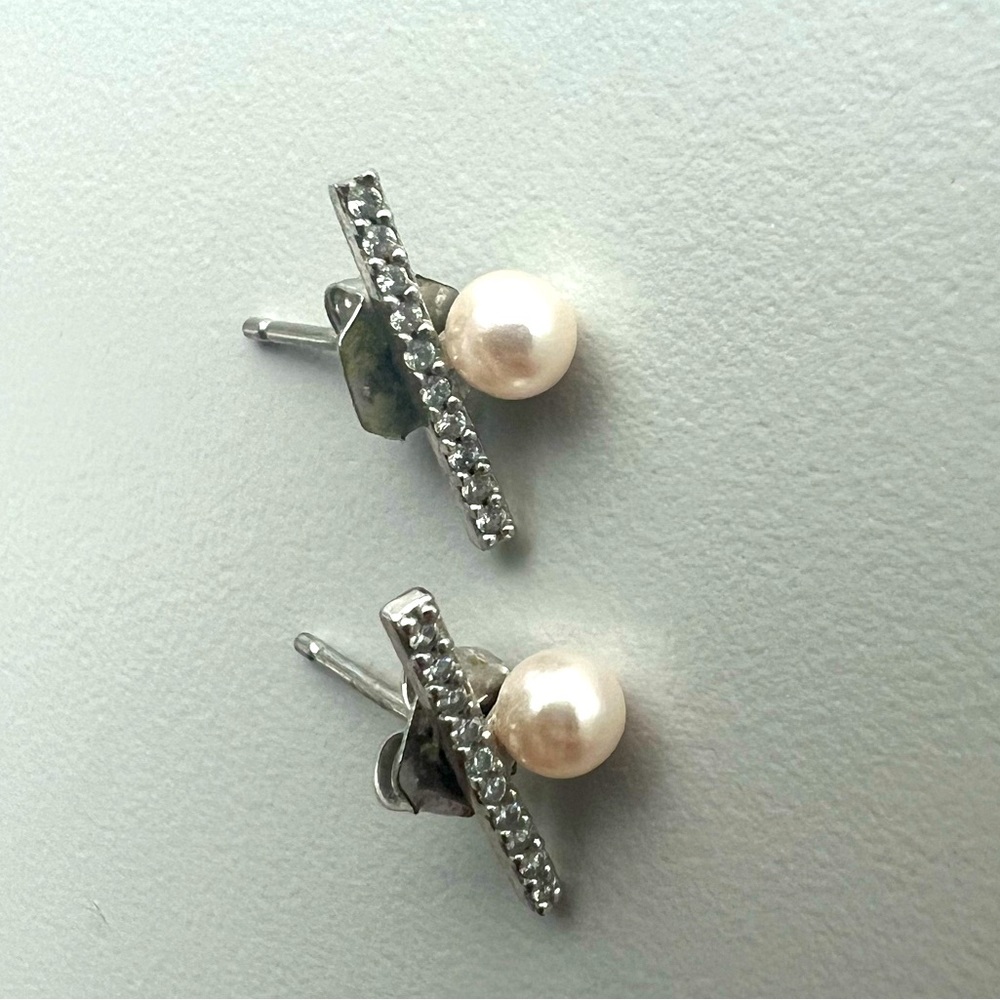 Crystal and pearl earring studs.
